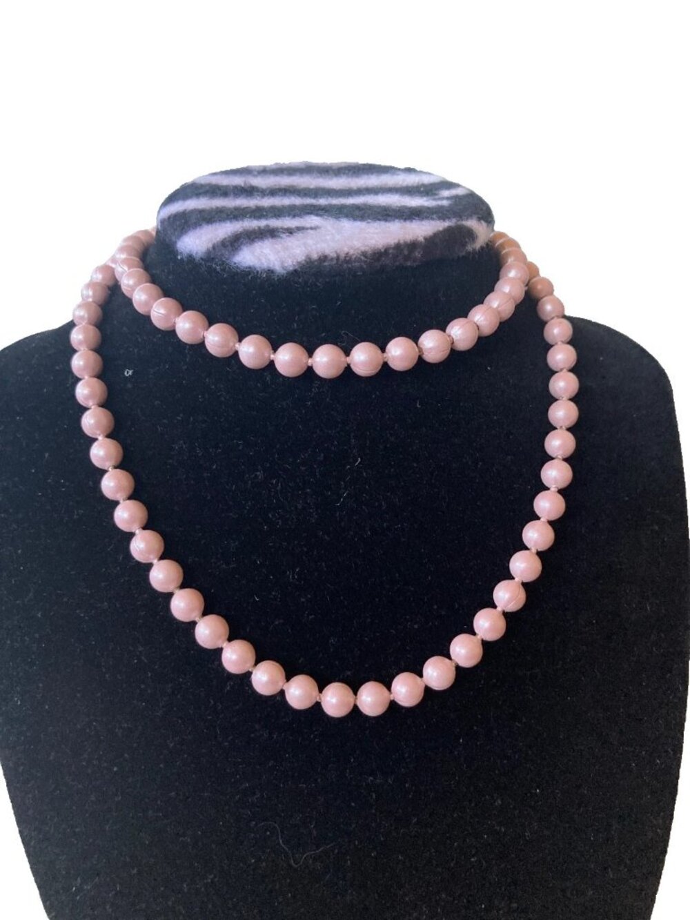 preloved vintage single strand beaded necklace features beautiful pink beads